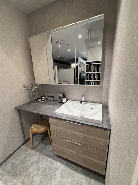 人気の造作風洗面ながら、キャビネットはホーローなので丈夫な素材です！
また収納もしっかりと確保することができ、洗面空間がすっきりまとまります。